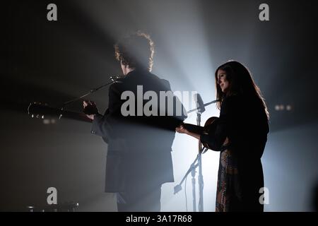 TIMOTHEE CHALAMET und MONICA BARBARO in A COMPLETE UNKNOWN (2024), Regie: JAMES MANGOLD. Quelle: Range Media Partner / The Picture Company / Album Stockfoto