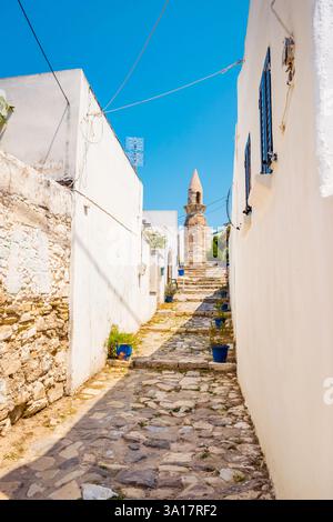 Enge Gasse mit Stufen und Minarett der alten Moschee in Kos Stadt, Kos Insel, Griechenland Stockfoto