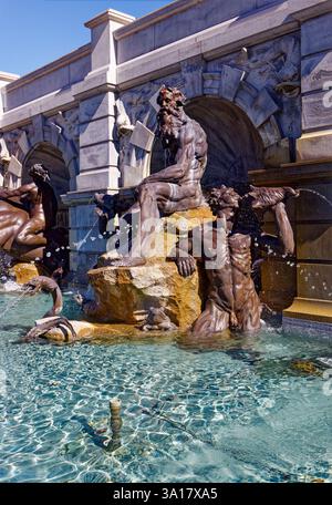 Court of Neptune Fountain vor der Library of Congress Thomas Jefferson Building in der First Street SE, an einem sonnigen Herbstsonntag. Stockfoto