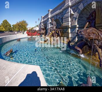 Court of Neptune Fountain vor der Library of Congress Thomas Jefferson Building in der First Street SE, an einem sonnigen Herbstsonntag. Stockfoto
