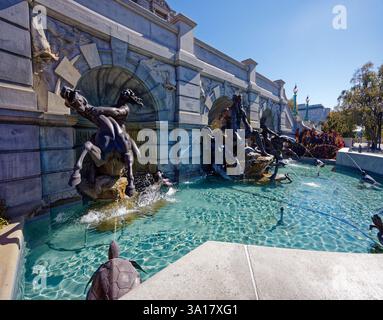 Court of Neptune Fountain vor der Library of Congress Thomas Jefferson Building in der First Street SE, an einem sonnigen Herbstsonntag. Stockfoto