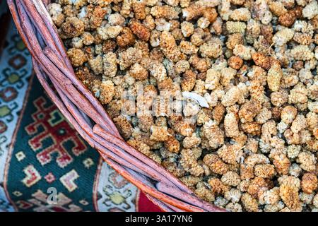 Getrocknete Lebensmittel Maulbeere im Korb Stockfoto