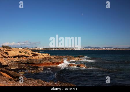 Küste Steine Küste in palma de mallorca. Seeküste im Frühling in spanien auf den balearen. Ungewöhnliche Farbe der Wasserwellen, die an das Ufer laufen Stockfoto