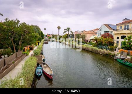 Entdecken Sie die atemberaubende Aussicht auf den Kanal mit bezaubernden und reizvollen Häusern am Wasser im Viertel Venice in Los Angeles, Kalifornien Stockfoto