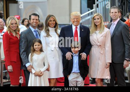 Tiffany Trump, Donald Trump Jr, Kai Trump, Melania Trump, 2016 republikanischer Präsidentschaftskandidat Donald Trump, Tristan Trump, Ivanka Trump und Eric Trump posieren auf der Bühne während der Today Trump Town Hall in New York am 21. April 2016 Stockfoto