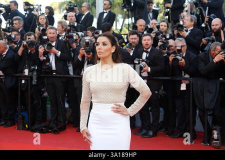 Schauspielerin Eva Longoria nimmt am 11. Mai 2016 an der Uraufführung der Cafe Society und der Eröffnungsnacht-Gala des 69. Jährlichen Filmfestivals von Cannes im Palais des Festivals in Cannes Teil Stockfoto