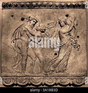 Campana Relief mit Bakchic Szene 1. Jahrhundert v. Chr. – 1. Jahrhundert A.D46,5 x 44 cm Roman, Italien, ( Bacchus, Dionysos, Dionysos, griechisch-römische Religion, Naturgott, Fruchtbarkeit, Vegetation, besonders bekannt als Gott des Weins und der Ekstase. gott, Wein, Ekstase, ) Stockfoto
