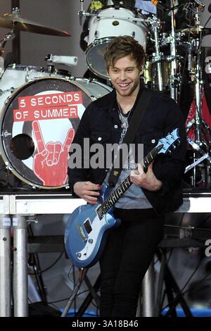 Michael Clifford, Ashton Irwin, Luke Hemmings und Calum Hood of 5 Seconds of Summer traten am 28. Oktober 2015 in New York City auf Stockfoto