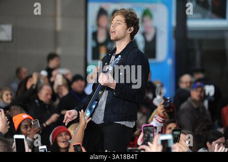 Michael Clifford, Ashton Irwin, Luke Hemmings und Calum Hood of 5 Seconds of Summer traten am 28. Oktober 2015 in New York City auf Stockfoto