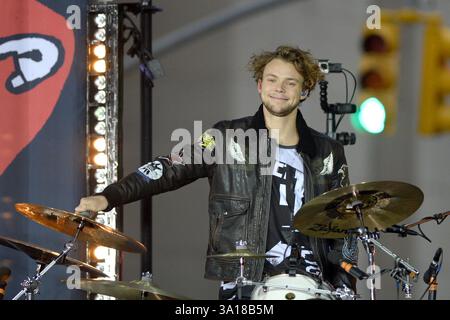 Michael Clifford, Ashton Irwin, Luke Hemmings und Calum Hood of 5 Seconds of Summer traten am 28. Oktober 2015 in New York City auf Stockfoto