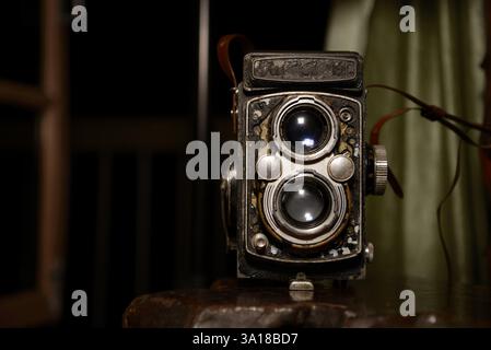 Vintage-Kamera auf einer flachen Holzoberfläche Stockfoto