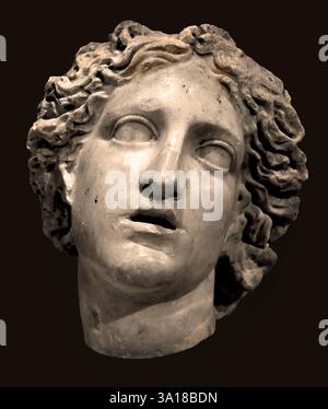 Etruskischer weiblicher Kopf 150-100 v. Chr. (Original) Gips 34 x 29 x 26 cm Griechisch, Griechenland, Römer, Italien ( Kalkstein weiblicher Kopf ist ein Fragment einer Statue die möglicherweise ein Grabdenkmal in Form eines Heiligtums geschmückt hat ) Stockfoto