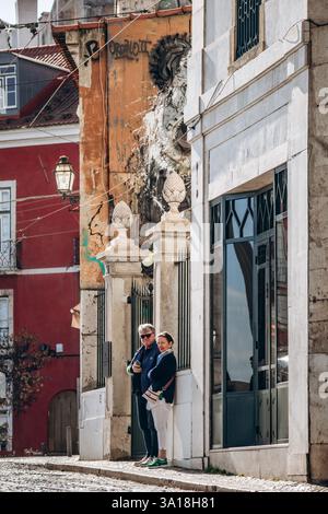Lissabon, Portugal - 28. Dezember 2024: Eine Straße im Stadtteil Alfama im Zentrum von Lissabon mit traditioneller portugiesischer Architektur Stockfoto