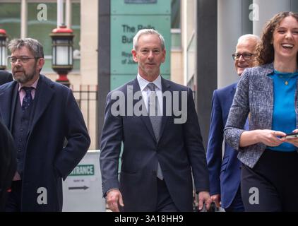 London, England, Großbritannien. März 2025. BOB HOYT, Group Chief Legal Officer bei HSBC Holdings Plc, verlässt das Rolls Building, nachdem er als ehemaliger CEO von Barclays ausgesagt hat. JES STALEY stellt sein Verbot aus der britischen Finanzbranche wegen seiner Freundschaft withÂ Jeffrey Epstein vor Gericht in Frage. (Kreditbild: © Tayfun Salci/ZUMA Press Wire) NUR REDAKTIONELLE VERWENDUNG! Nicht für kommerzielle ZWECKE! Stockfoto