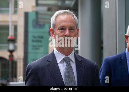 London, England, Großbritannien. März 2025. BOB HOYT, Group Chief Legal Officer bei HSBC Holdings Plc, verlässt das Rolls Building, nachdem er als ehemaliger CEO von Barclays ausgesagt hat. JES STALEY stellt sein Verbot aus der britischen Finanzbranche wegen seiner Freundschaft withÂ Jeffrey Epstein vor Gericht in Frage. (Kreditbild: © Tayfun Salci/ZUMA Press Wire) NUR REDAKTIONELLE VERWENDUNG! Nicht für kommerzielle ZWECKE! Stockfoto