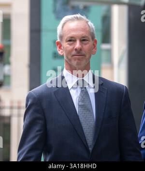 London, England, Großbritannien. März 2025. BOB HOYT, Group Chief Legal Officer bei HSBC Holdings Plc, verlässt das Rolls Building, nachdem er als ehemaliger CEO von Barclays ausgesagt hat. JES STALEY stellt sein Verbot aus der britischen Finanzbranche wegen seiner Freundschaft withÂ Jeffrey Epstein vor Gericht in Frage. (Kreditbild: © Tayfun Salci/ZUMA Press Wire) NUR REDAKTIONELLE VERWENDUNG! Nicht für kommerzielle ZWECKE! Stockfoto