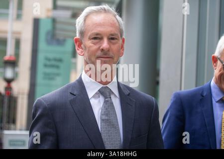 London, England, Großbritannien. März 2025. BOB HOYT, Group Chief Legal Officer bei HSBC Holdings Plc, verlässt das Rolls Building, nachdem er als ehemaliger CEO von Barclays ausgesagt hat. JES STALEY stellt sein Verbot aus der britischen Finanzbranche wegen seiner Freundschaft withÂ Jeffrey Epstein vor Gericht in Frage. (Kreditbild: © Tayfun Salci/ZUMA Press Wire) NUR REDAKTIONELLE VERWENDUNG! Nicht für kommerzielle ZWECKE! Stockfoto