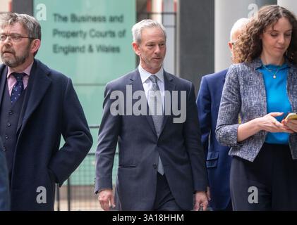 London, England, Großbritannien. März 2025. BOB HOYT, Group Chief Legal Officer bei HSBC Holdings Plc, verlässt das Rolls Building, nachdem er als ehemaliger CEO von Barclays ausgesagt hat. JES STALEY stellt sein Verbot aus der britischen Finanzbranche wegen seiner Freundschaft withÂ Jeffrey Epstein vor Gericht in Frage. (Kreditbild: © Tayfun Salci/ZUMA Press Wire) NUR REDAKTIONELLE VERWENDUNG! Nicht für kommerzielle ZWECKE! Stockfoto