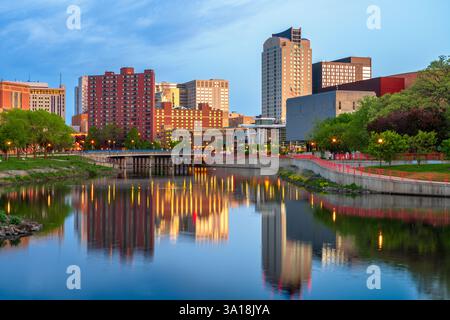 Rochester, Minnesota, USA, Stadtbild am Zumbro River zur blauen Stunde. Stockfoto
