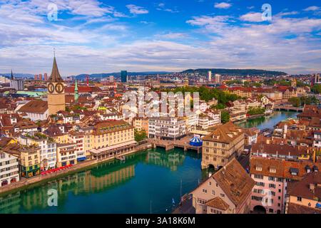 Zürich, Schweiz historische Stadtlandschaft an der Limmat an einem schönen Tag. Stockfoto