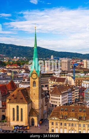 Zürich, Schweiz historische Stadtlandschaft an der Limmat an einem schönen Tag. Stockfoto