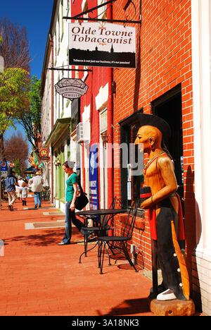 Ein Antiquitätengeschäft mit Zigarrenladen steht vor einem Tabakladen und einem Rauchgeschäft sowie den Geschäften und kleinen Unternehmen im Zentrum von Fredericksburg Virginia Stockfoto