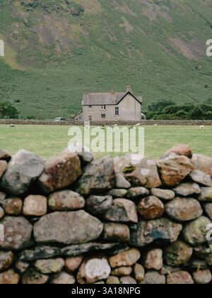 Einsam abgelegenes Farmhaus und Trockenmauer in Wasdale, Cumbria England, Großbritannien Stockfoto