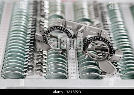 Close-up von Brillen für Sehtests und Linsenbefestigung. Ein ausgezeichnetes Bild, um die Bedeutung von Augengesundheit und Diagnostik zu veranschaulichen. Stockfoto