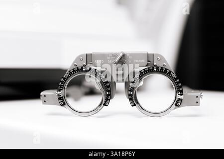 Close-up von Brillen für Sehtests und Linsenbefestigung. Ein ausgezeichnetes Bild, um die Bedeutung von Augengesundheit und Diagnostik zu veranschaulichen. Stockfoto
