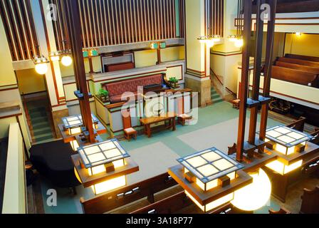 Der Hauptraum und Altar der Unity Church, entworfen von Frank Lloyd Wright im Oak Park bei Chicago Stockfoto
