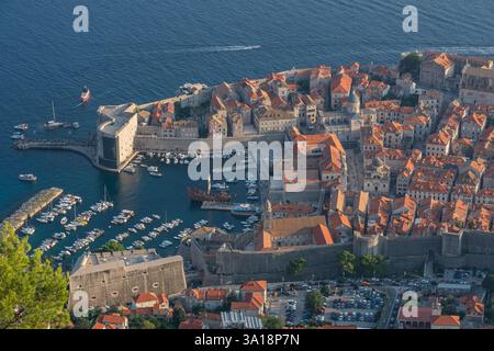 Blick aus der Vogelperspektive auf die Altstadt von Dubrovnik, Kroatien Stockfoto