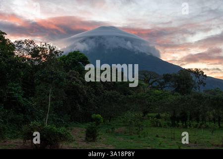 Vulkan Arenal in La Fortuna, Costa Rica, bedeckt von Wolken bei Sonnenuntergang Stockfoto