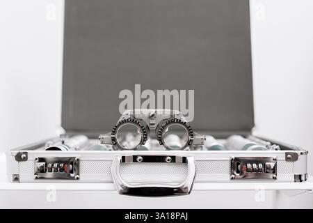 Close-up von Brillen für Sehtests und Linsenbefestigung. Ein ausgezeichnetes Bild, um die Bedeutung von Augengesundheit und Diagnostik zu veranschaulichen. Stockfoto