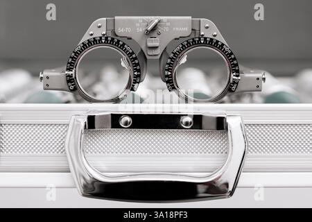 Close-up von Brillen für Sehtests und Linsenbefestigung. Ein ausgezeichnetes Bild, um die Bedeutung von Augengesundheit und Diagnostik zu veranschaulichen. Stockfoto