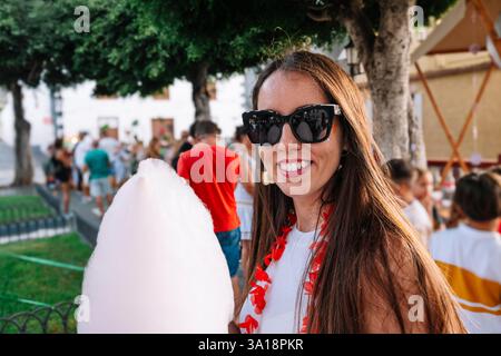 Eine Frau hält eine rosa Zuckerwatte Stockfoto