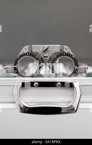 Close-up von Brillen für Sehtests und Linsenbefestigung. Ein ausgezeichnetes Bild, um die Bedeutung von Augengesundheit und Diagnostik zu veranschaulichen. Stockfoto