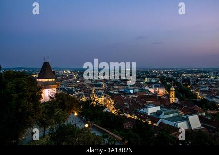 Graz, Österreich - 3. September 2024: Blick auf die Stadt vom Schlossberg in der Abenddämmerung Stockfoto