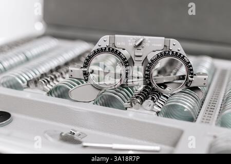 Close-up von Brillen für Sehtests und Linsenbefestigung. Ein ausgezeichnetes Bild, um die Bedeutung von Augengesundheit und Diagnostik zu veranschaulichen. Stockfoto