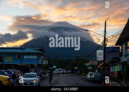 La Fortuna, Costa Rica - 2. Januar 2024: Blick auf den Vulkan Arenal bei Sonnenuntergang Stockfoto
