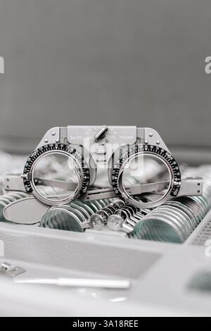 Close-up von Brillen für Sehtests und Linsenbefestigung. Ein ausgezeichnetes Bild, um die Bedeutung von Augengesundheit und Diagnostik zu veranschaulichen. Stockfoto