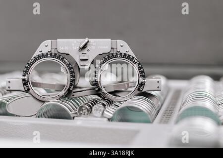 Close-up von Brillen für Sehtests und Linsenbefestigung. Ein ausgezeichnetes Bild, um die Bedeutung von Augengesundheit und Diagnostik zu veranschaulichen. Stockfoto