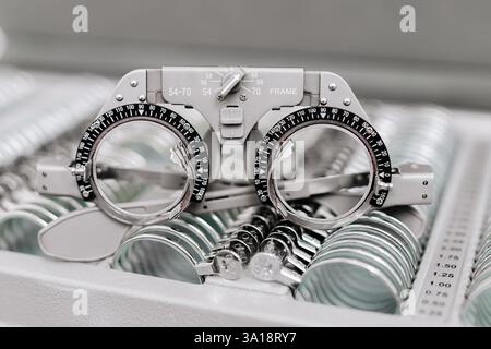 Close-up von Brillen für Sehtests und Linsenbefestigung. Ein ausgezeichnetes Bild, um die Bedeutung von Augengesundheit und Diagnostik zu veranschaulichen. Stockfoto