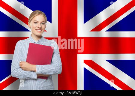 Freundliche, glückliche Frau mit der Flagge Großbritanniens Stockfoto