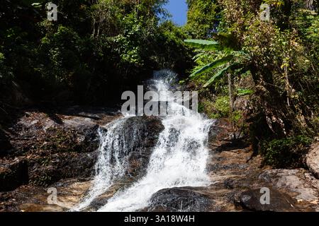 Wasserfall in Thailand. Fluss im Wald an sonnigen Tagen. Stockfoto