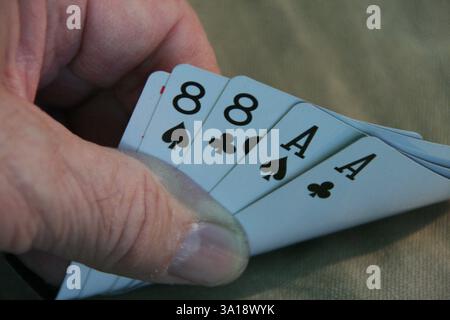 Pokerhand mit einem Paar Achten und einem Paar Asse, bekannt als die Hand des Toten Mannes. Die Pokerhand, die Wild Bill Hickok hielt, als er erschossen und getötet wurde. Stockfoto