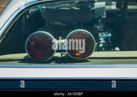 Rote und gelbe Heckleuchten in einem alten California Highway Patrol Car. Stockfoto