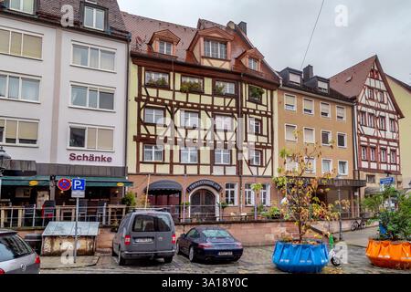 NÜRNBERG, DEUTSCHLAND - 27. OKTOBER 2023: Dies ist eine Straße mit restaurierten Häusern im historischen Zentrum der Stadt. Stockfoto