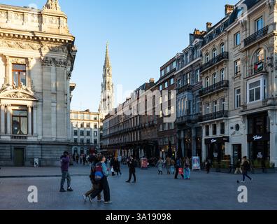 Panoramablick auf die Maus Straße in La Bourse mit dem Turm des Rathauses im Hintergrund, Brüsseler Altstadt, Belgien. März 2025 Stockfoto