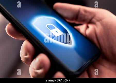 Sicherheit von Telefondaten. Schützen Sie sich vor Betrug oder Betrug. Online-Datenschutz und Cybersicherheit. Sicherheit von Hackern und mobilen Kriminalität online. Kennwortanmeldung bei Bank-App. Stockfoto