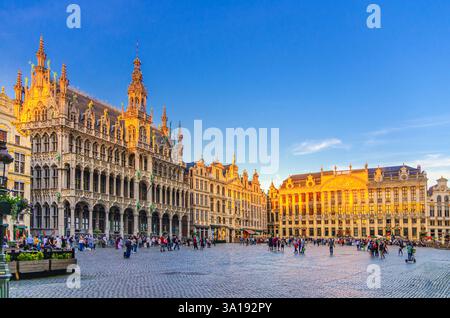 Grand-Place Grote Markt großer Marktplatz im historischen Zentrum von Brüssel mit Menschen, Blick auf den Sonnenuntergang, Königshaus Brüsseler Stadtmuseum, Haus du Stockfoto
